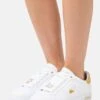 Lacoste Powercourt - Baskets Basses - White/Gold