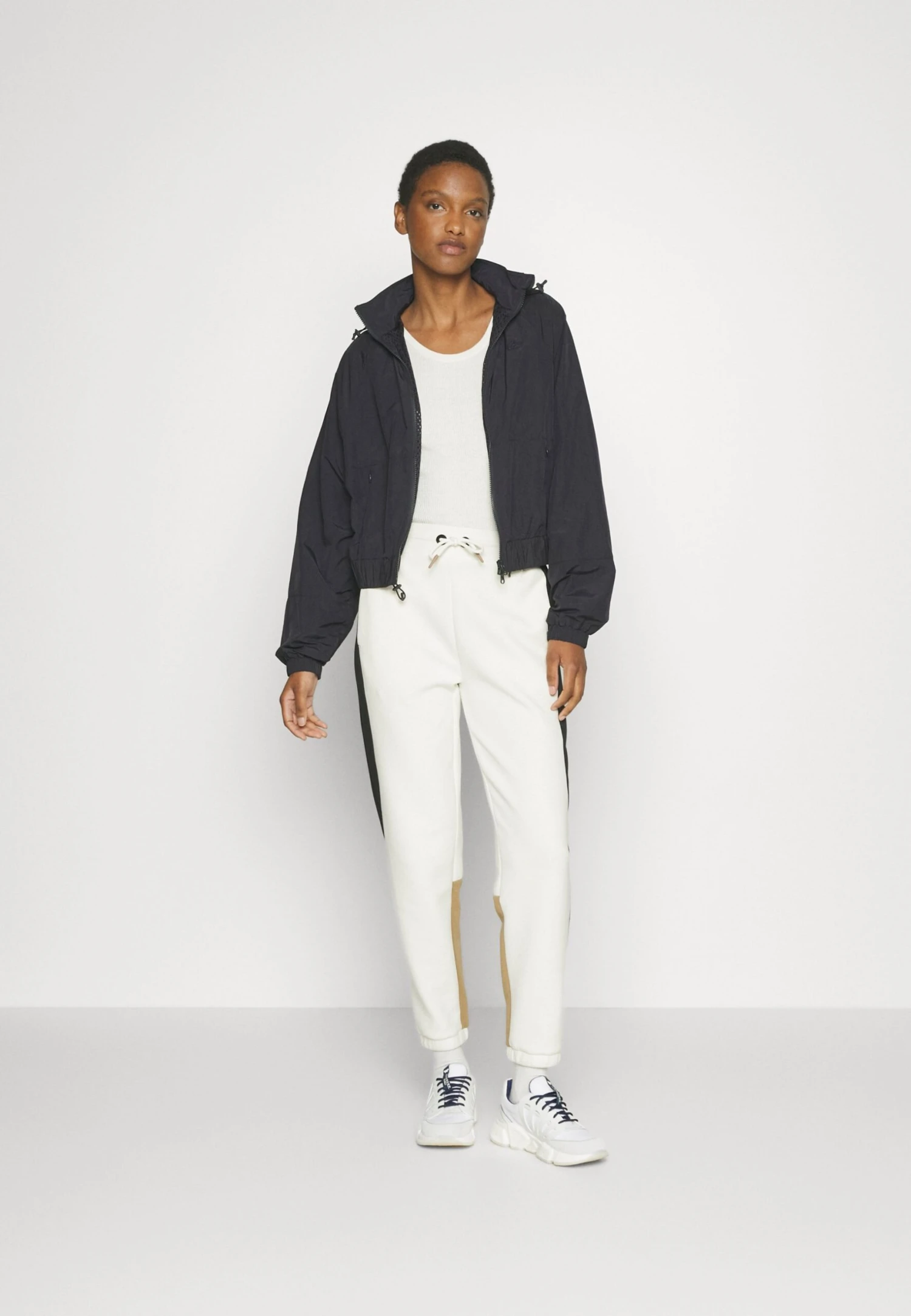 Lacoste Veste Légère - Abysm – Image 5