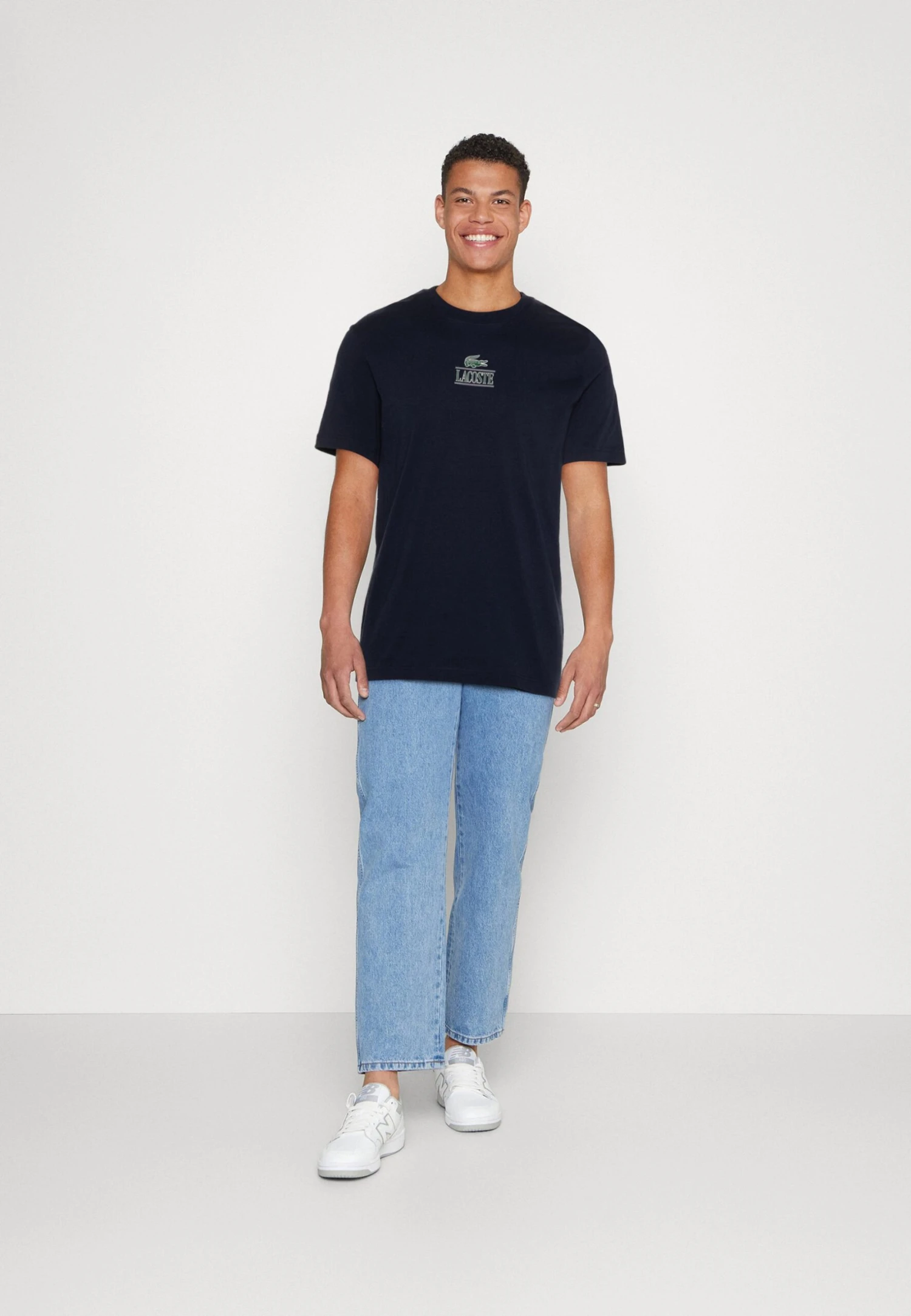 Lacoste Unisex - T-Shirt Imprimé - Bleu Marine – Image 2