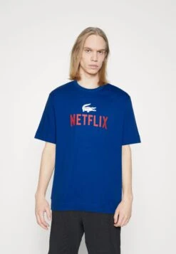 Lacoste X Netflix Unisex - T-Shirt Imprimé - Cobalt