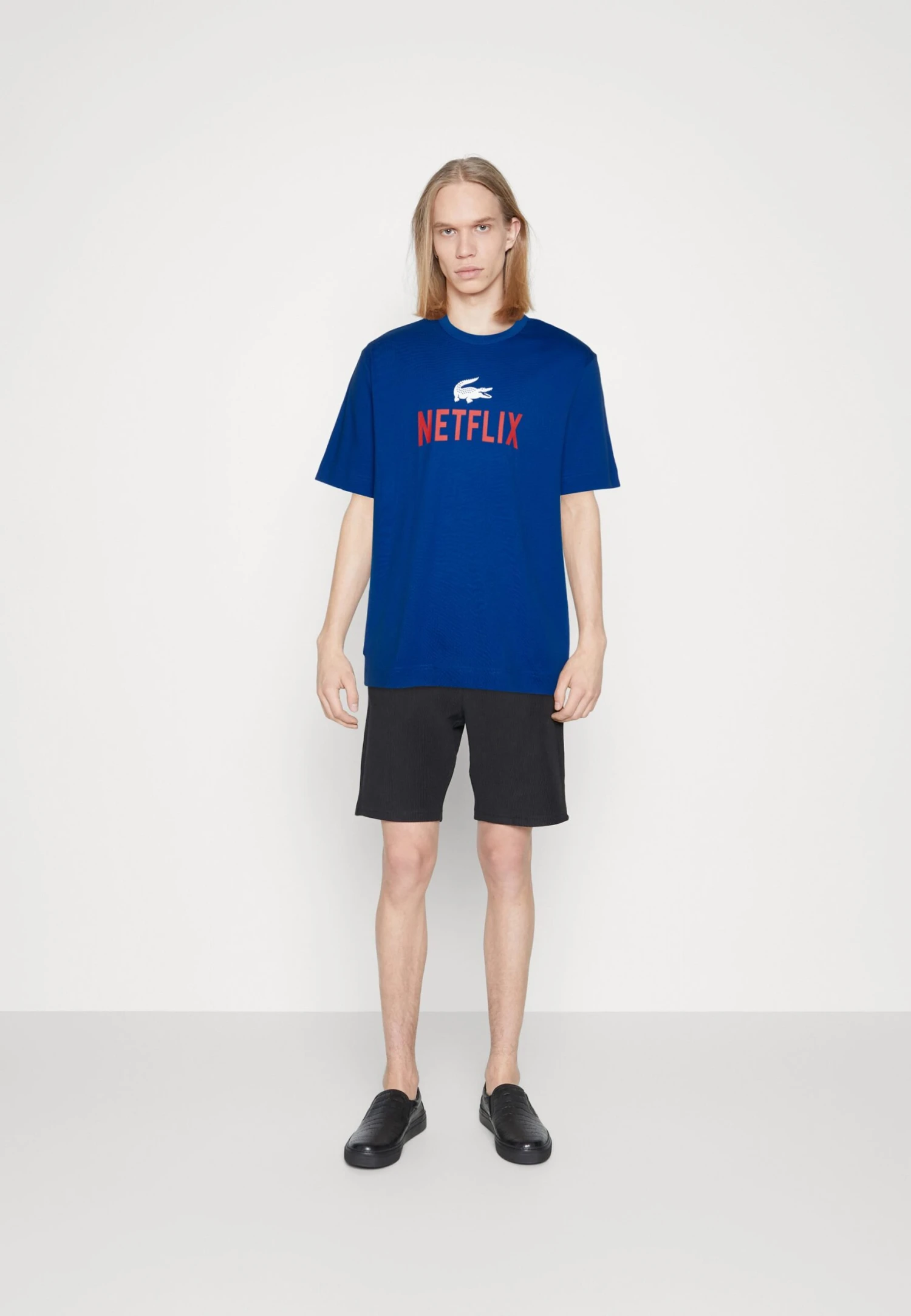 Lacoste X Netflix Unisex - T-Shirt Imprimé - Cobalt – Image 2