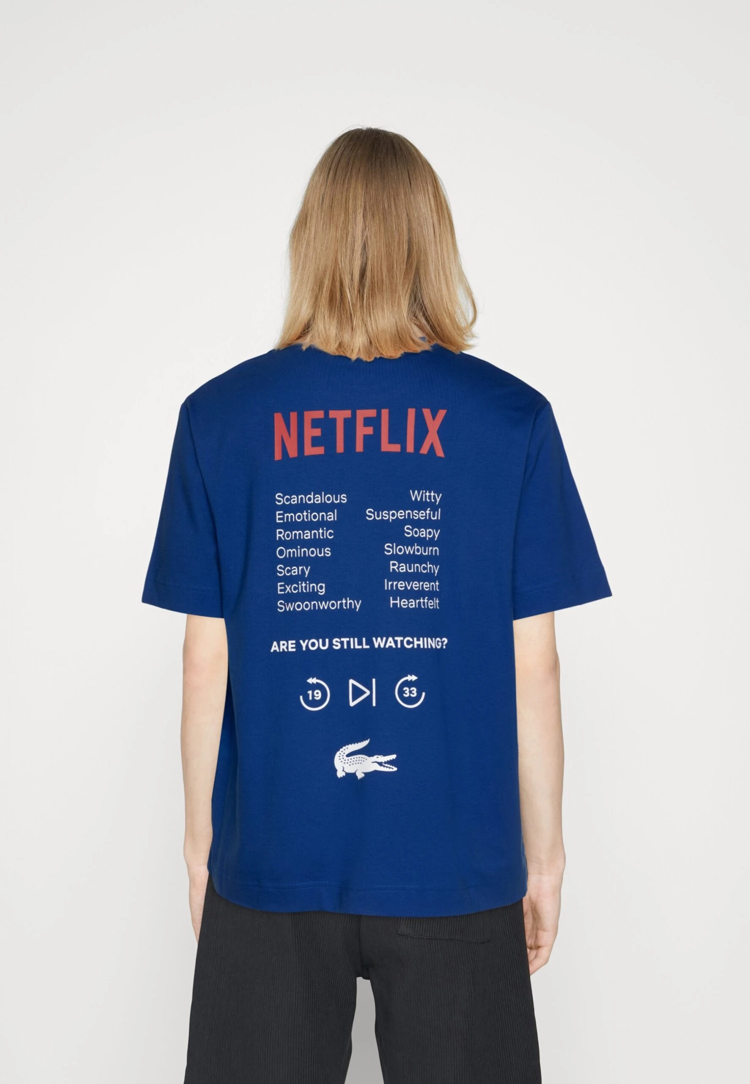 Lacoste X Netflix Unisex - T-Shirt Imprimé - Cobalt – Image 3