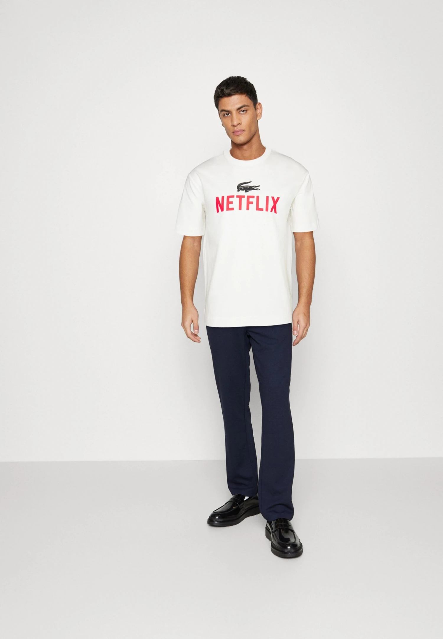 Lacoste X Netflix Unisex - T-Shirt Imprimé - Flour – Image 2